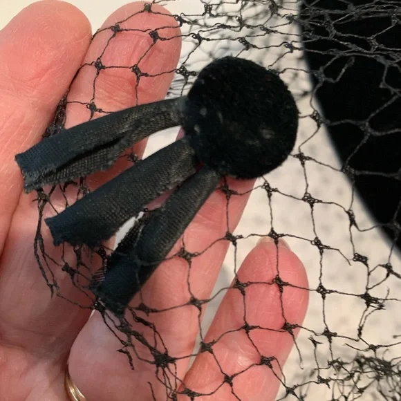 Vintage women’s black velvet headband with mesh veil - Picture 5 of 6